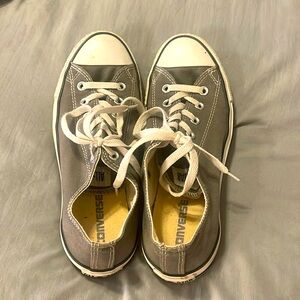 Grey converse tennis shoes
